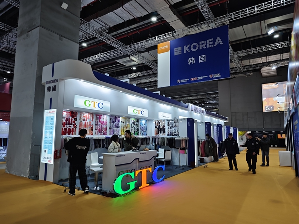 How do Korean booth construction companies in Shanghai ensure the structural safety of their booths?