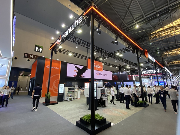 What aspects should be considered when choosing a German booth construction design